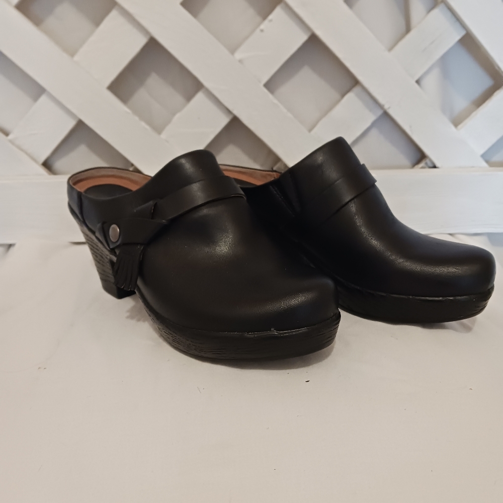 Kravings slide in mules women's sz 8. NWOT